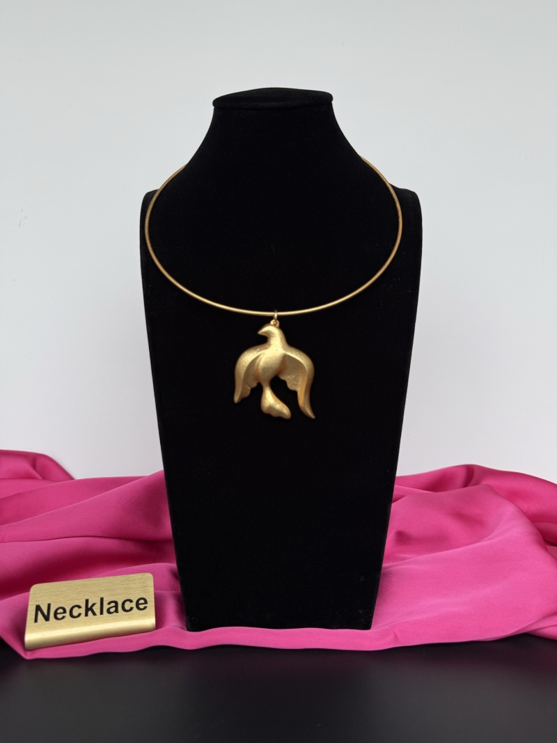 Золотистое колье с подвеской в виде птицы Schiaparelli