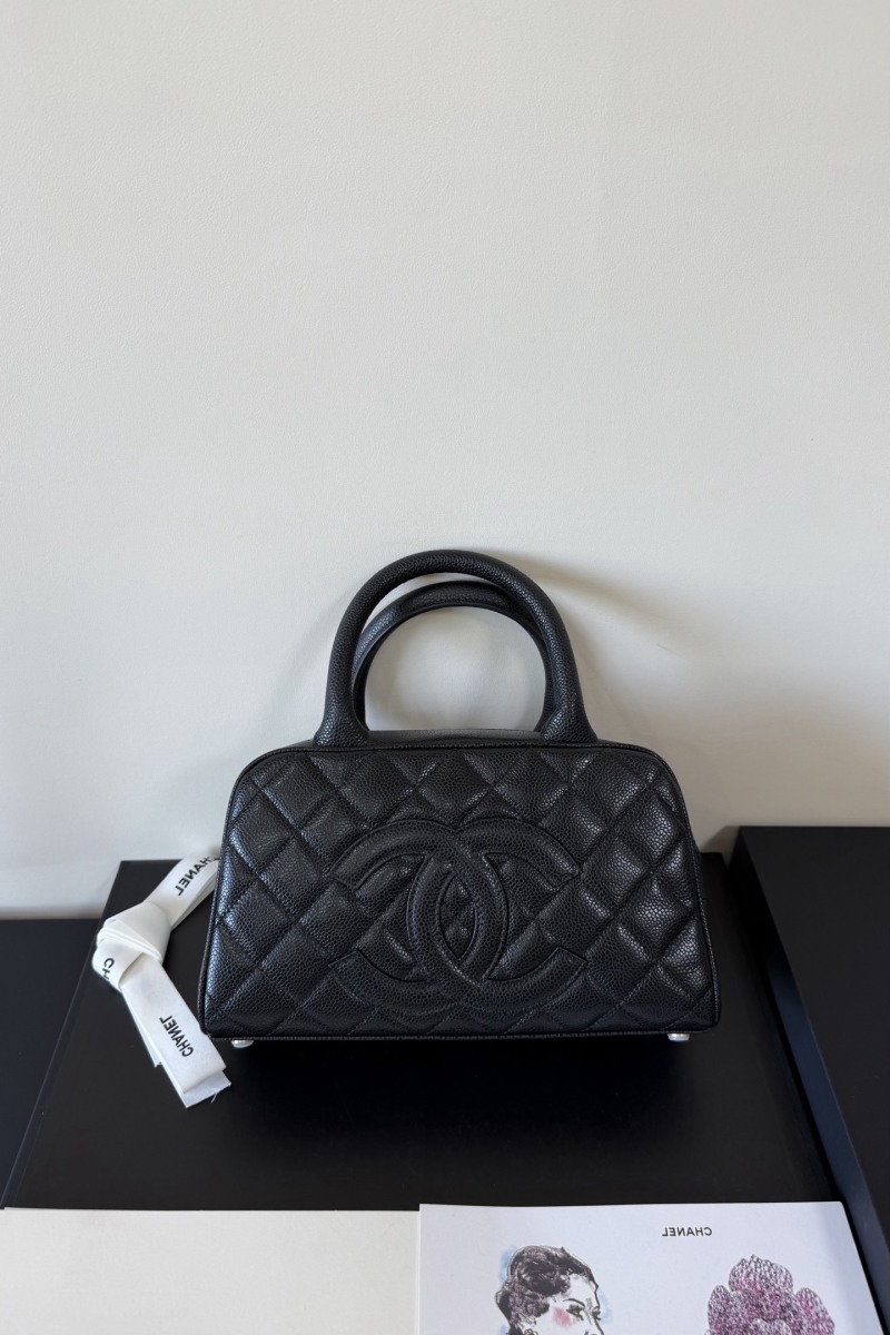 Винтажная черная кожаная сумка Chanel