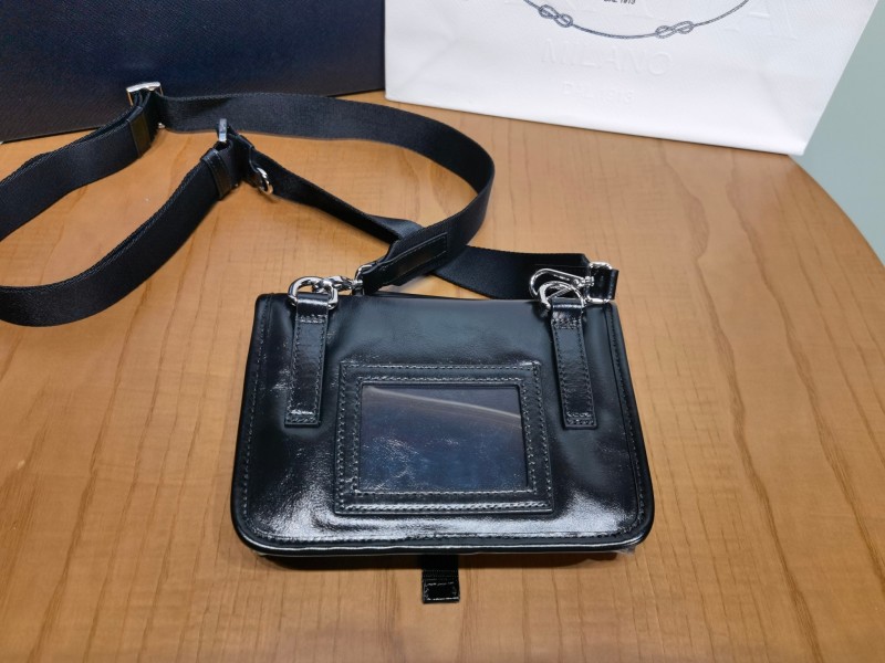 Чёрный кошелек Prada с логотипом