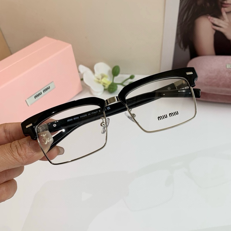 Солнцезащитные очки Miu Miu