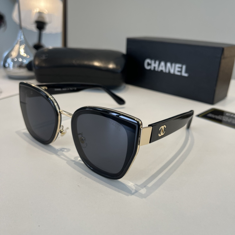 Солнечные очки Chanel