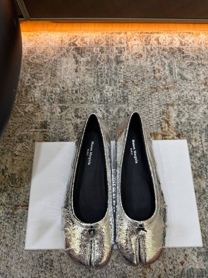 Женские серебряные балетки Maison Margiela с эффектом змеиной кожи и разделенным носком