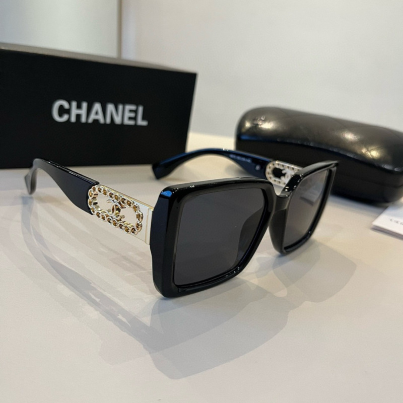 Черные солнцезащитные очки Chanel с кристаллами