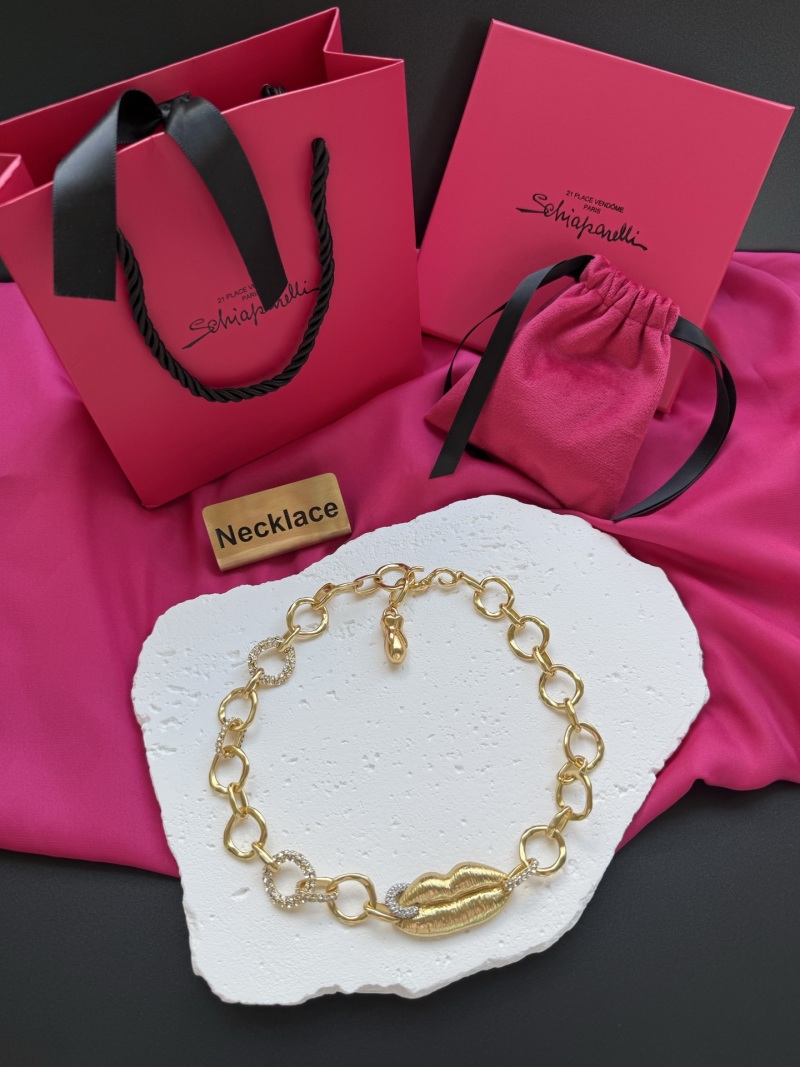 Колье с декоративными губами Schiaparelli