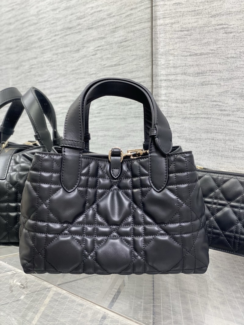 Черная кожаная сумка Dior с золотой фурнитурой