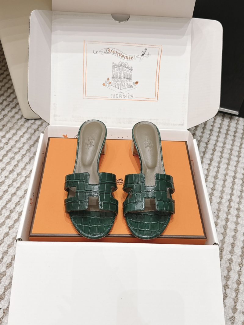 Шлёпанцы женские H с текстурой под крокодила Hermès