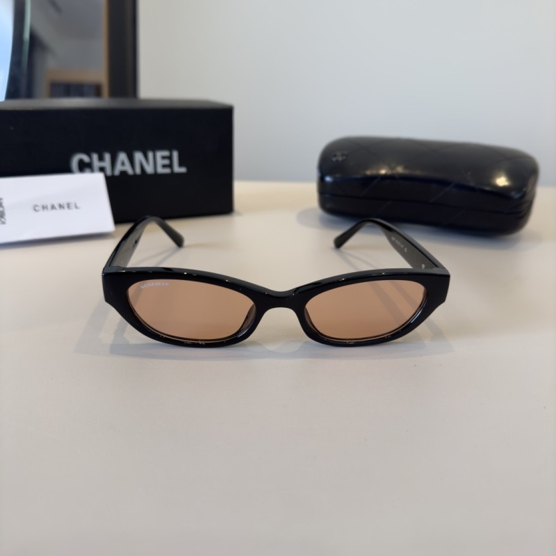 Солнцезащитные очки Chanel черные