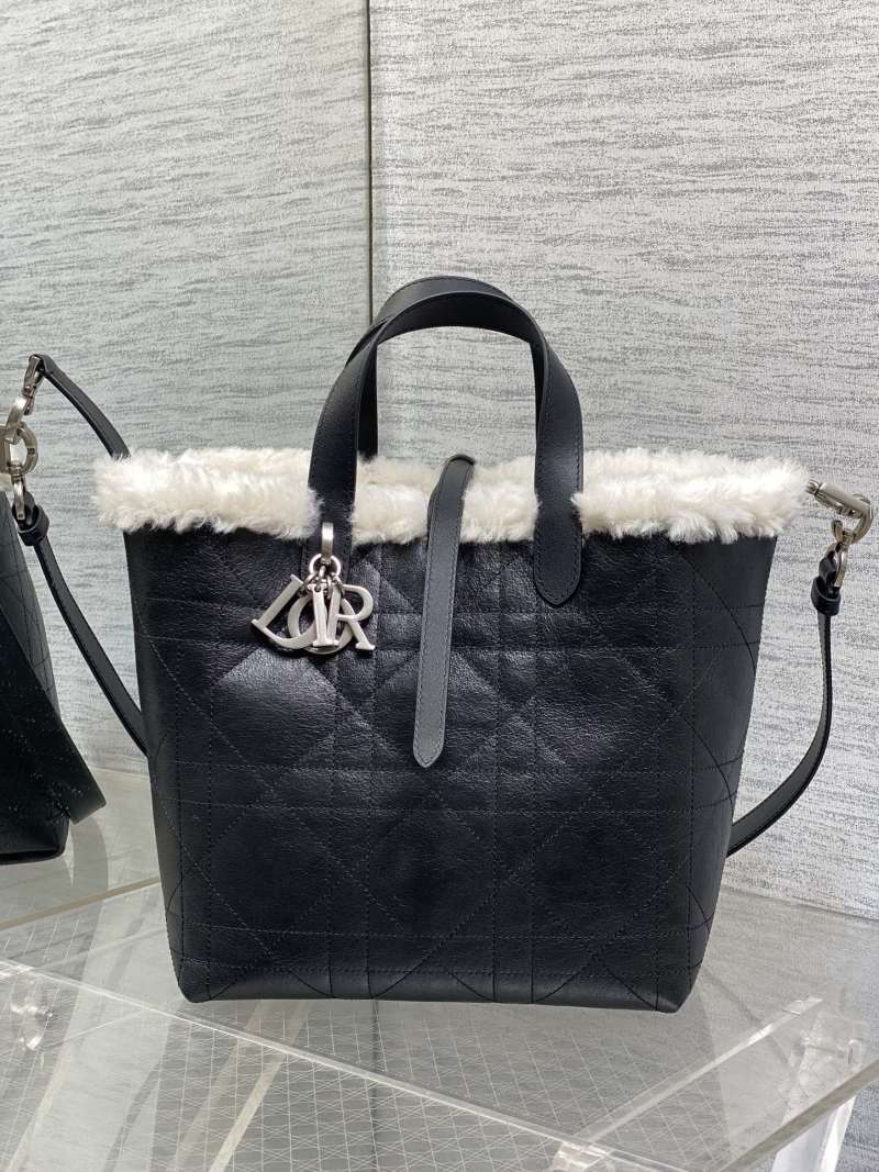Черная сумка Dior с меховой отделкой