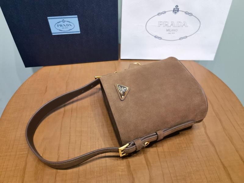 Сумка Prada из замши