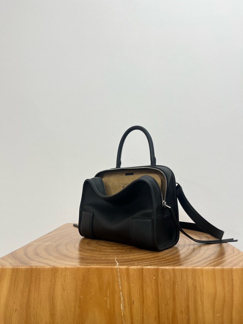 Черная кожаная сумка Loewe Amazona 180