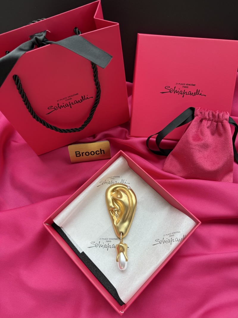 Брошь в виде уха с жемчугом Schiaparelli