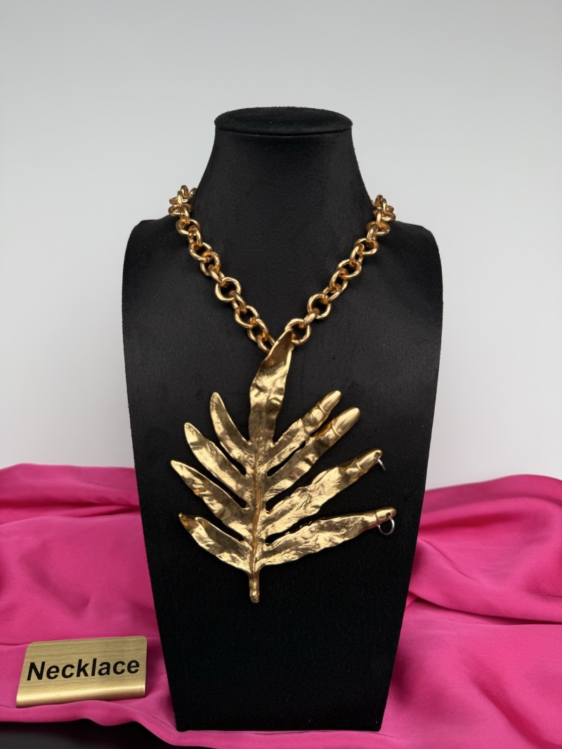 Золотистое колье с листовым подвеском Schiaparelli