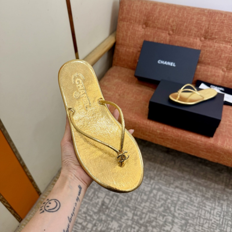 Сандалии женские золотые с декоративной эмблемой Chanel