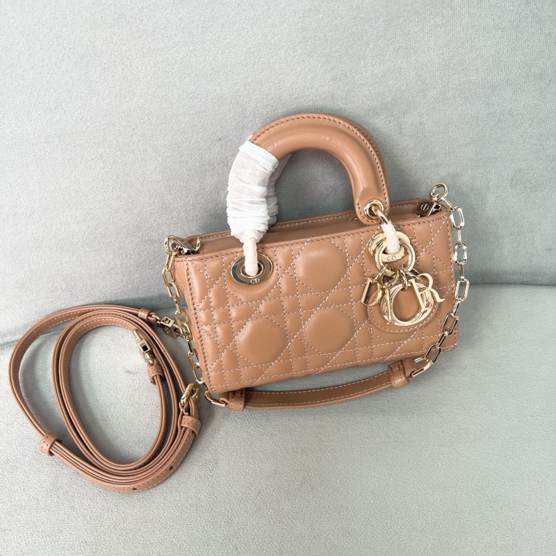 Женская сумка из кожи бежевого цвета с ручкой и ремнем Dior