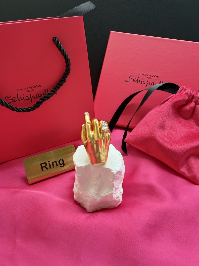 Золотистое кольцо с камнем в дизайне руки Schiaparelli