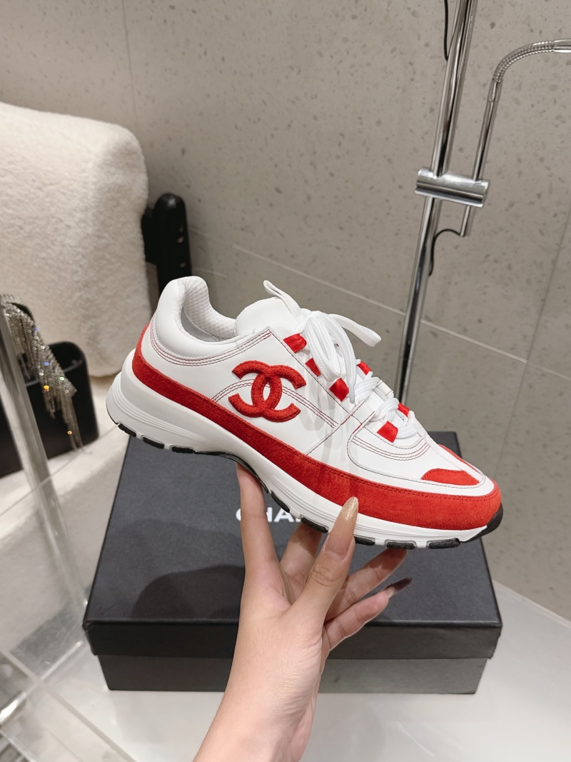 Женские кроссовки с красным логотипом на белой подошве Chanel