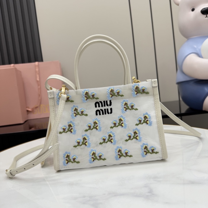Сумка Miu Miu с цветочной вышивкой, белая