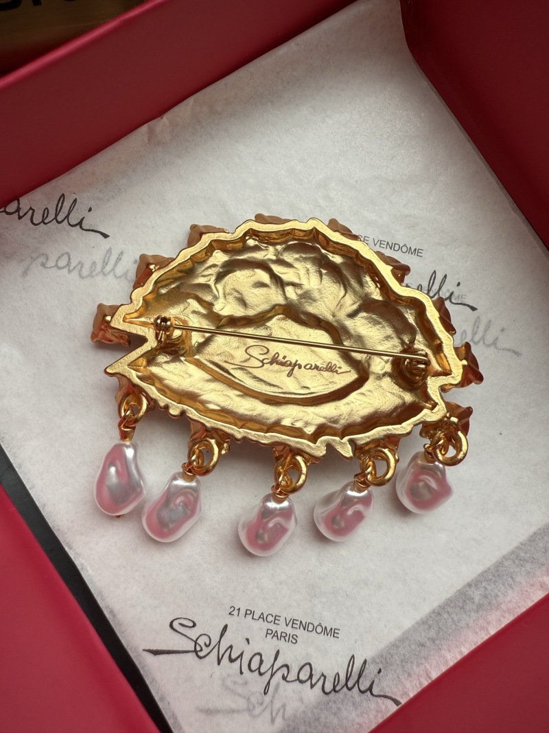 Брошь в виде глаза с жемчугом Schiaparelli