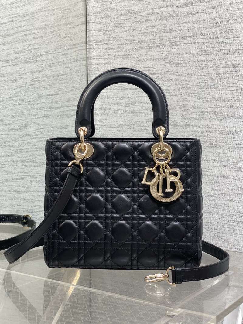 Черная сумка Dior Lady Dior с золотой фурнитурой