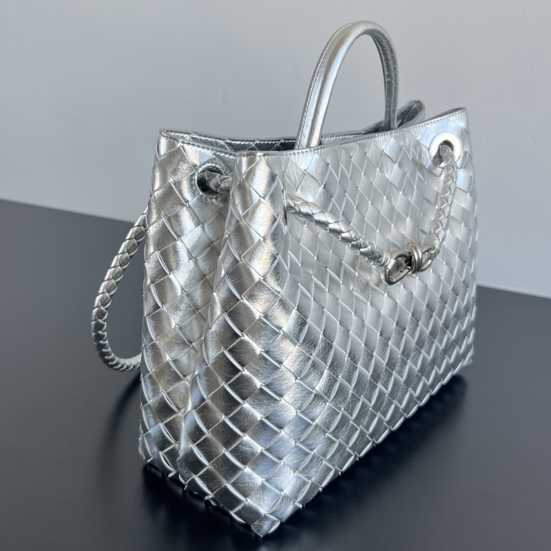 Сумка Bottega Veneta Andiamo серебристая