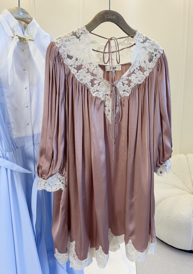Пыльно-розовое платье Chloé с кружевной отделкой