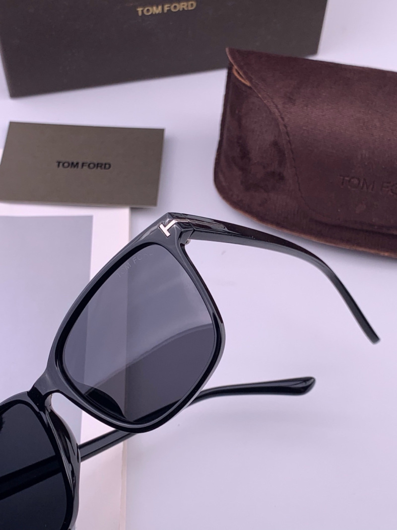 Солнцезащитные очки TOM FORD TF3220