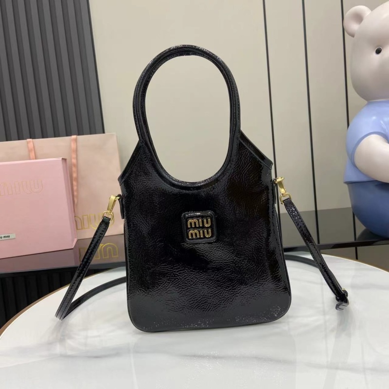 Черная сумка Miu Miu с логотипом