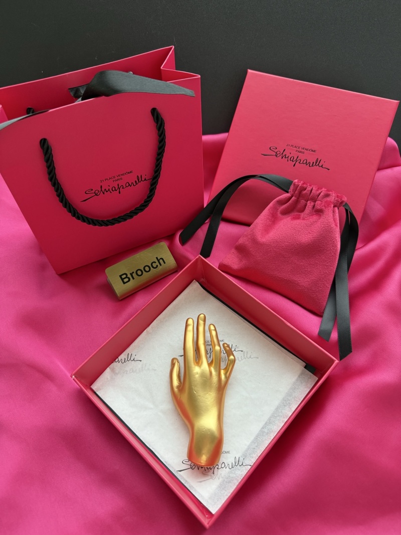 Брошь в виде руки Schiaparelli