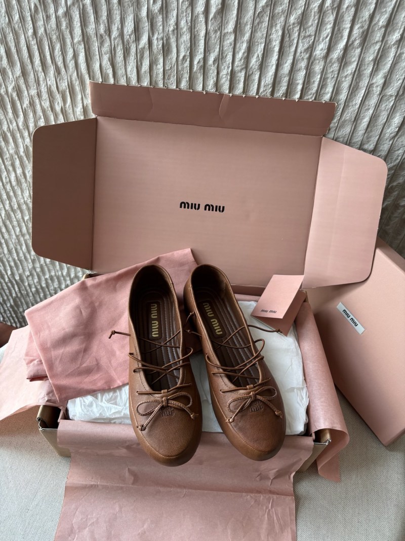 Женские балетки Miu Miu коричневые с бантом