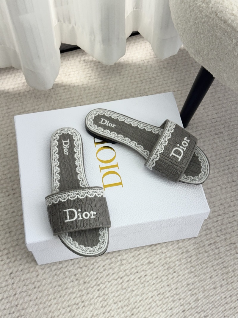 Женские шлёпанцы Dior с белой кружевной отделкой