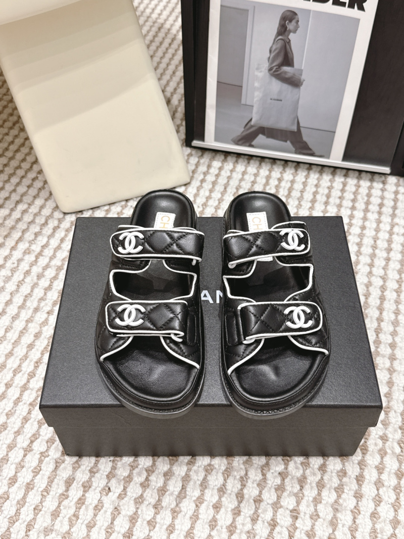Черные шлёпанцы Chanel с двойной липучкой