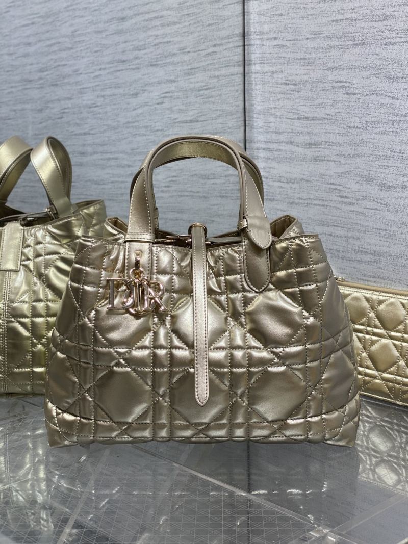 Сумка Dior с металлическим блеском и квилтингом