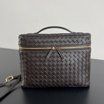 Плетеная косметичка Bottega Veneta