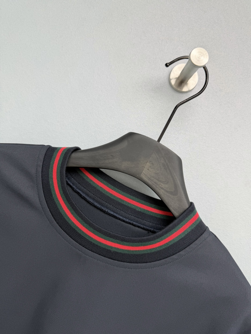 Спортивный костюм Gucci с красной отделкой
