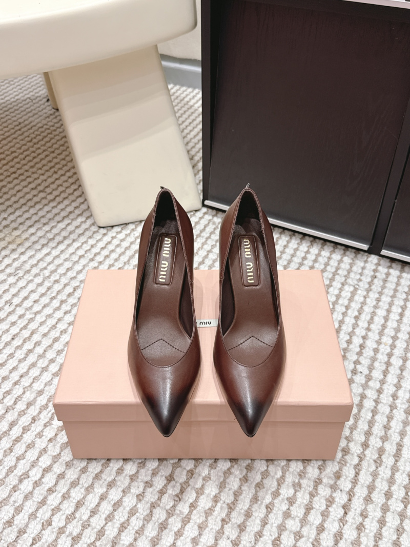 Женские туфли Miu Miu на каблуке с острым носом