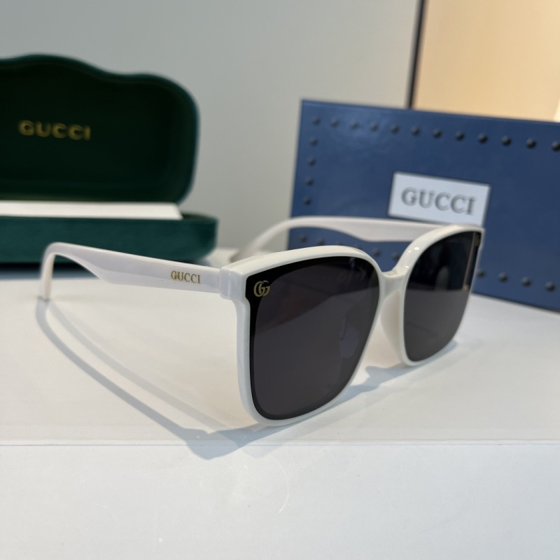 Солнцезащитные очки Gucci белые