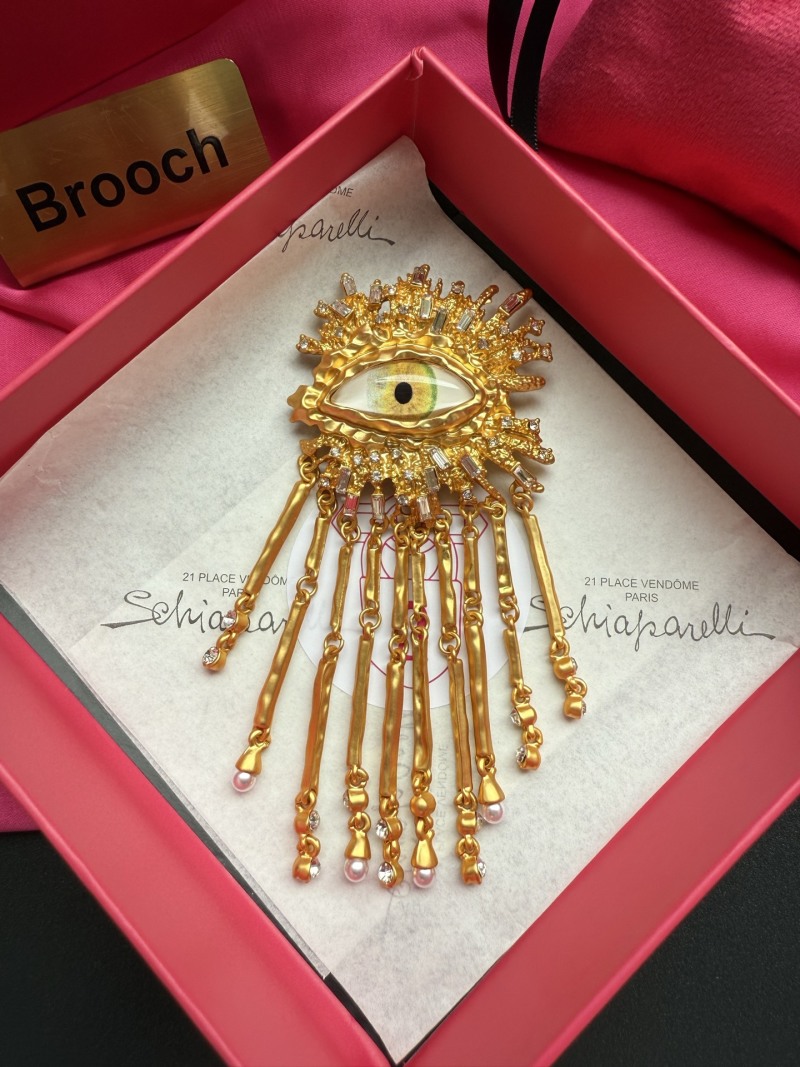 Брошь Schiaparelli с глазом