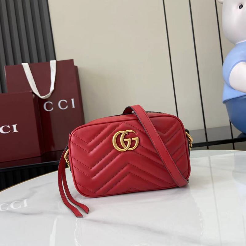 Красная сумка Gucci с золотым логотипом