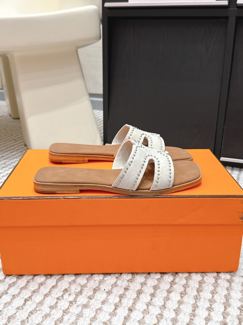 Женские босоножки Hermès с H-образным ремешком и заклепками
