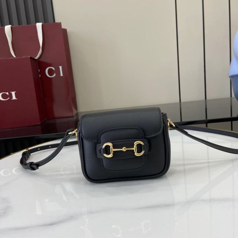 Черная сумка-кроссбоди с пряжкой Gucci