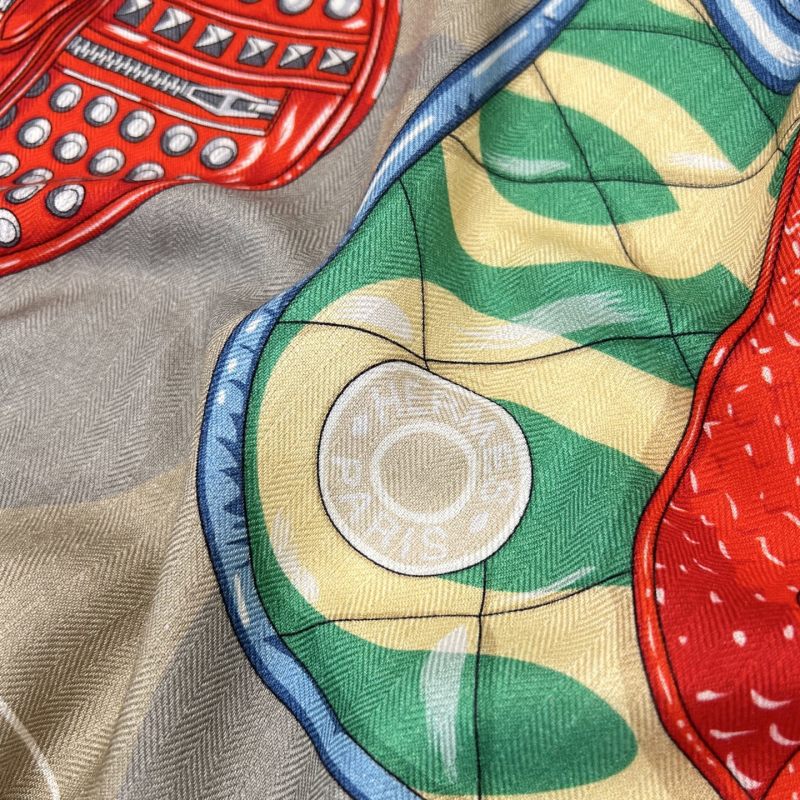 Шарф Hermès 136x137 см, Капсюльная коллекция с принтом «Седло», Бежевый