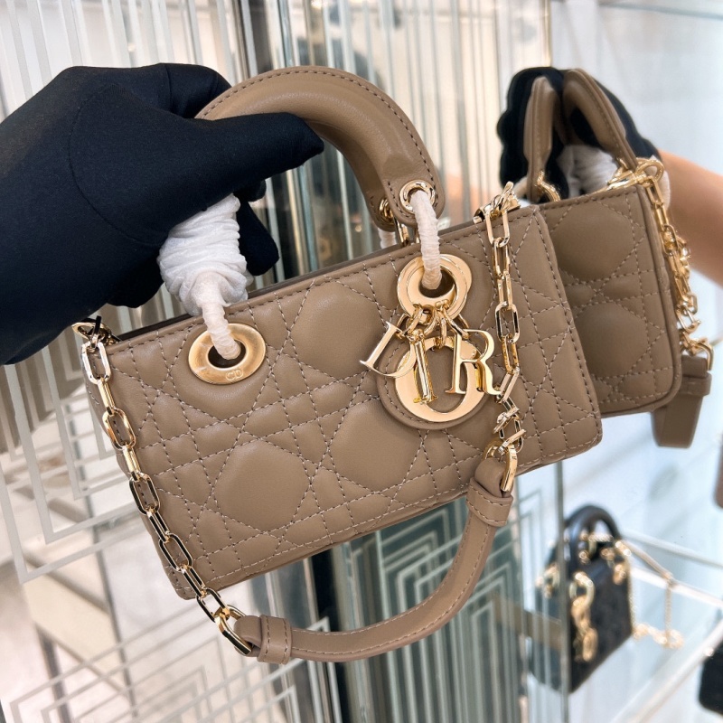 Мини-сумка из кожи с золотистой фурнитурой Dior