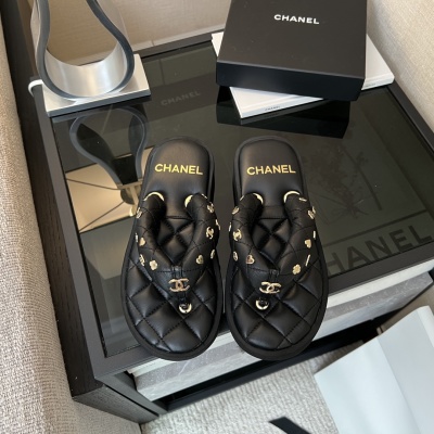 Женские шлёпанцы Chanel с логотипом и декоративными элементами