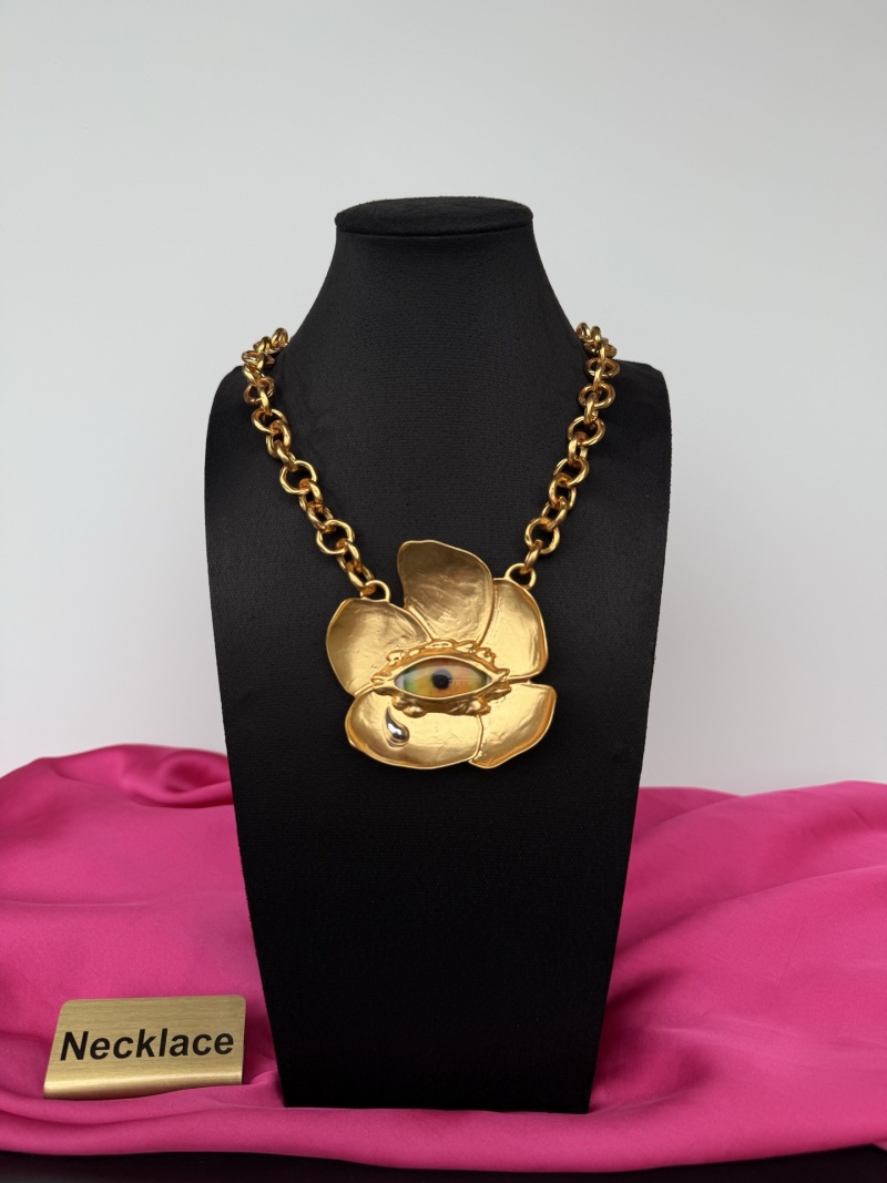 Золотистое колье с декоративным элементом в виде цветка с глазом Schiaparelli