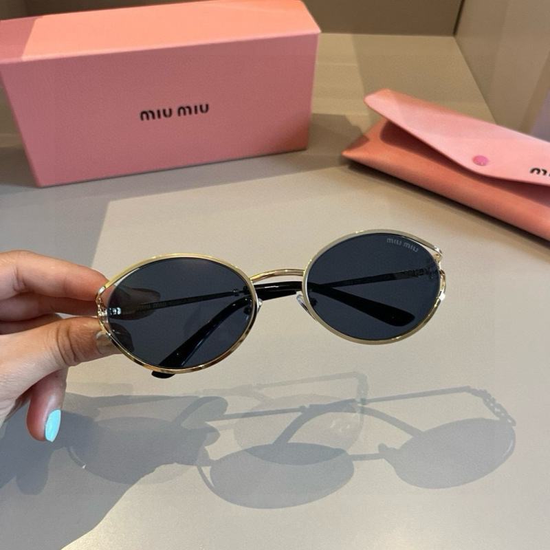 Солнцезащитные очки Miu Miu в металлической оправе с затемненными стеклами