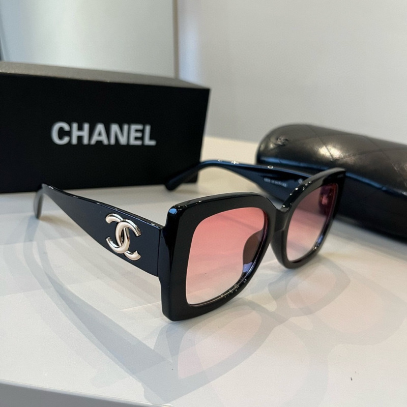 Стильные солнцезащитные очки Chanel