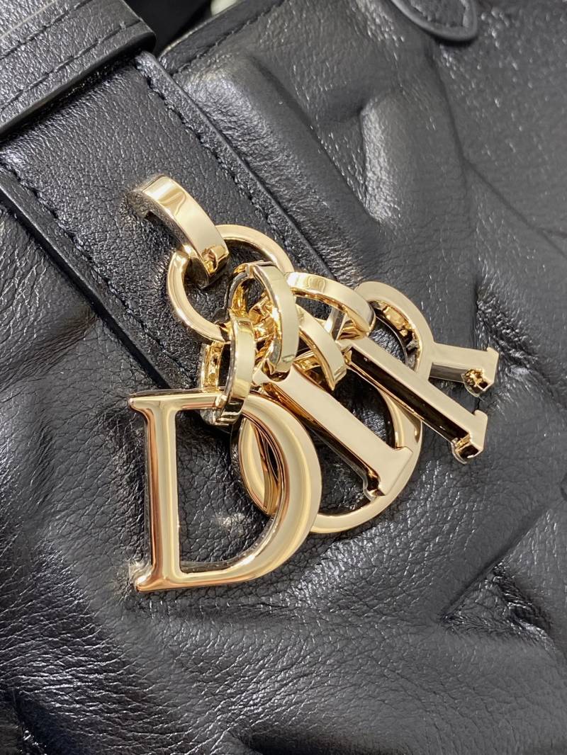 Черная кожаная сумка Dior с рельефным принтом