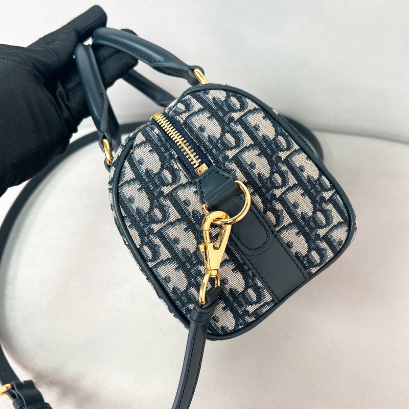 Стильная сумка Dior с монограммным принтом