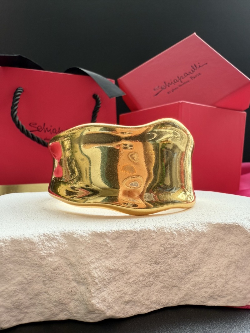 Золотистый браслет Schiaparelli