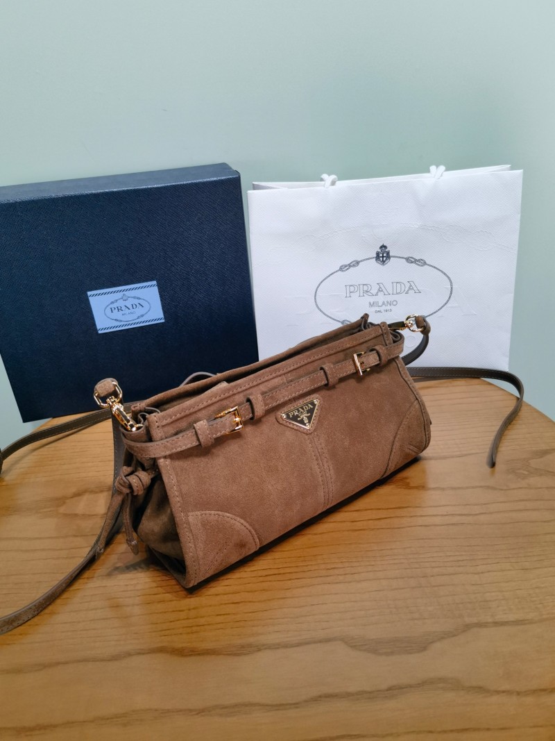 Кожаная сумка Prada с пряжкой